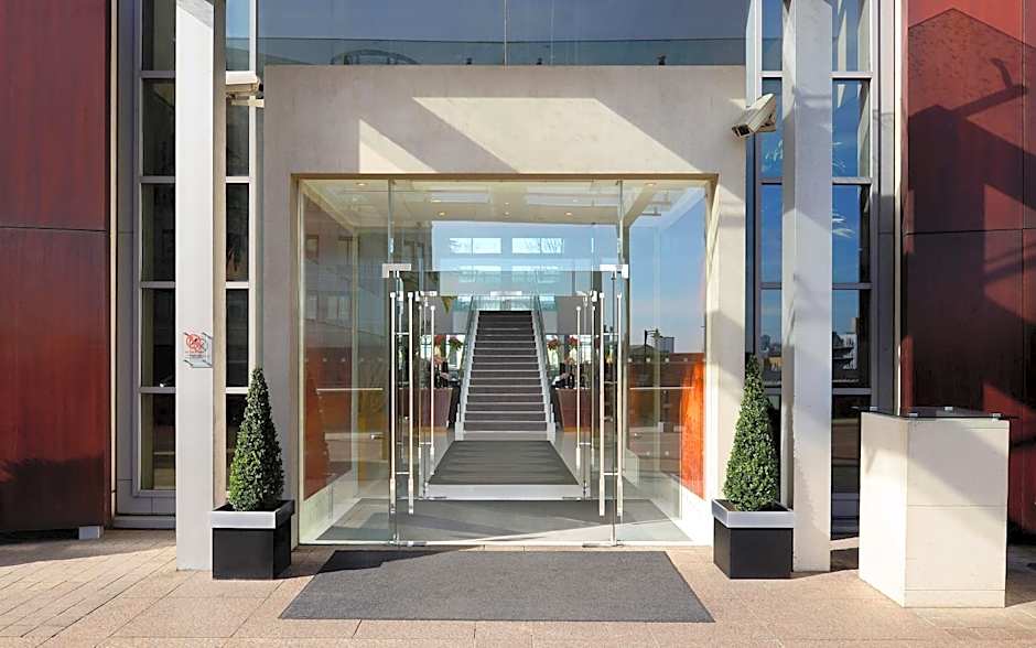 Canary Riverside Plaza Hotel