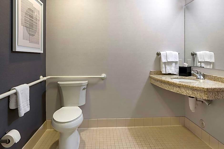 Courtyard by Marriott Long Beach Airport