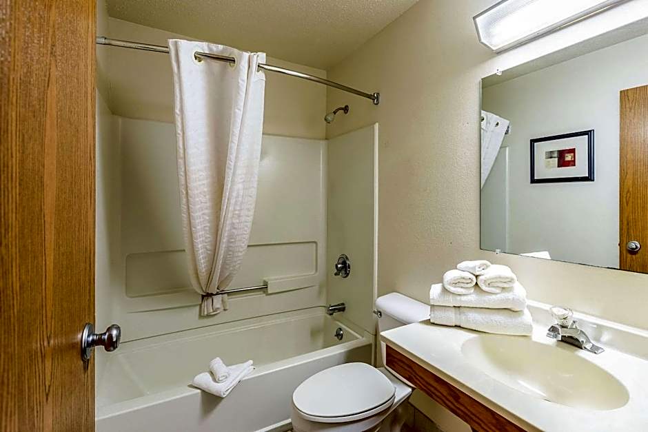 Econo Lodge Inn & Suites Auburn