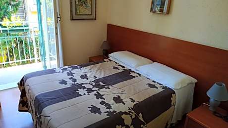 Deluxe Room (2 Adults + 1 Child)
