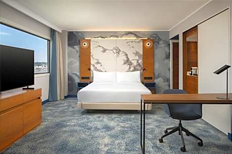 Master King Suite with Lounge Access