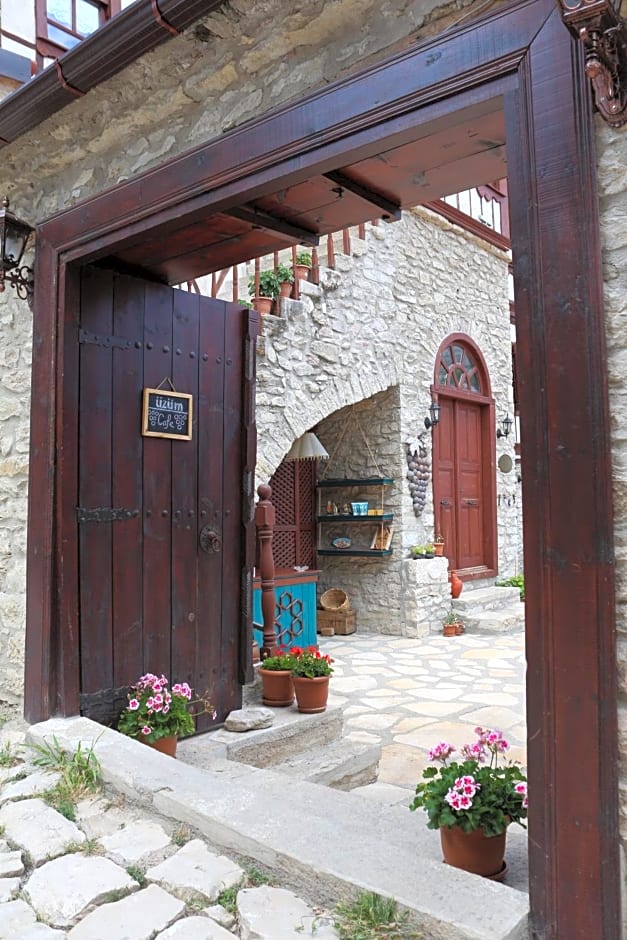 KARAÜZÜMLER KONAĞI