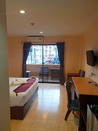 King Room with Pool View - Non-Smoking