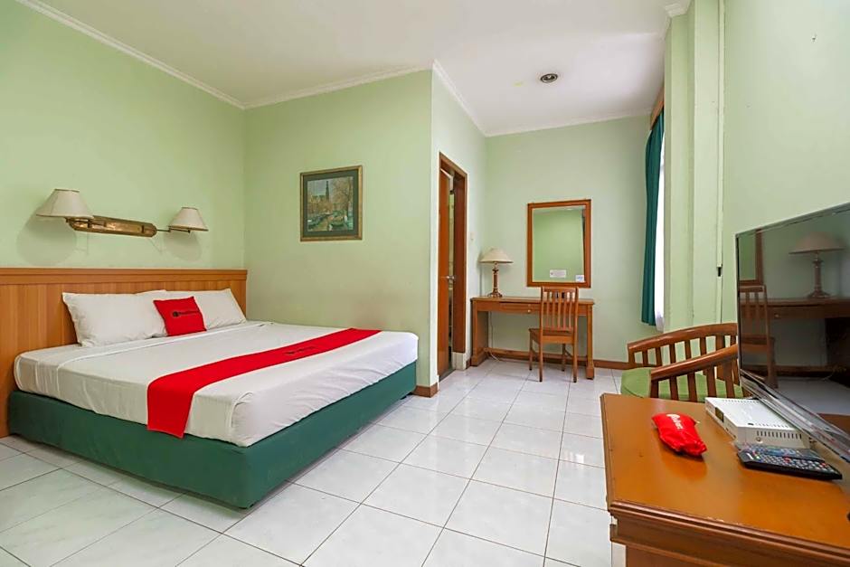 RedDoorz Plus near Kemang Raya