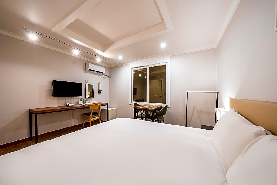 Check Inn Hotel