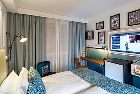 Premium Queen Room with Courtyard View