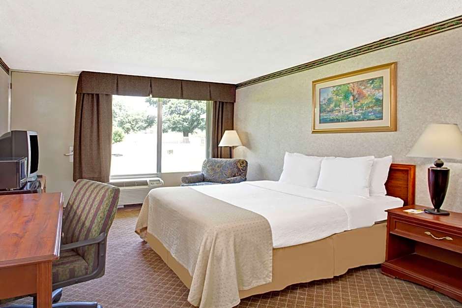 Days Inn by Wyndham Forrest City