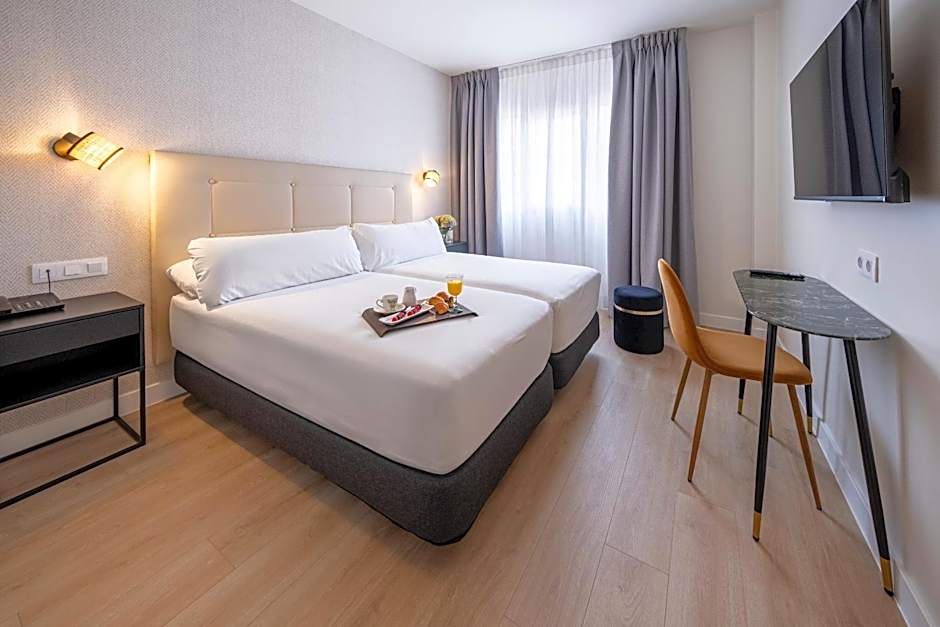 Zdjęcie 1 z 13 — Deluxe 1 Double Bed or 2 Beds
