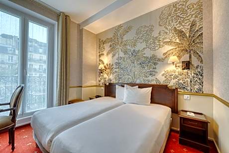 Standard Twin Room with Arc de Triomphe View
