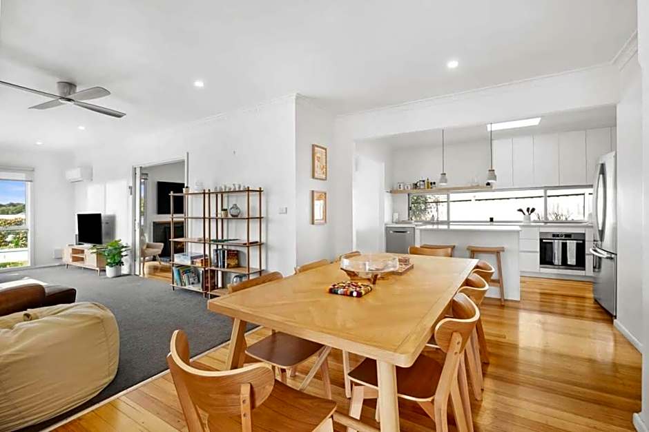 Torquay Springs with pool 600m to beach