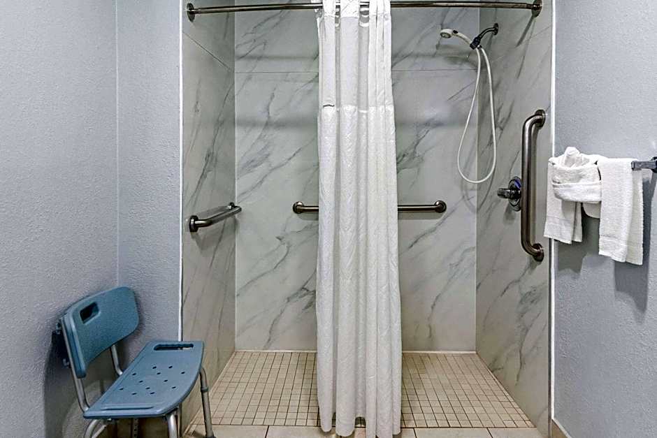 Super 8 by Wyndham Grand Prairie Southwest