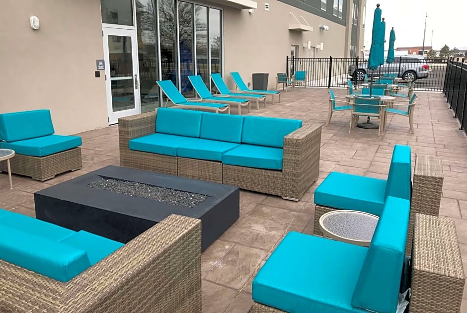 La Quinta Inn & Suites by Wyndham Terre Haute