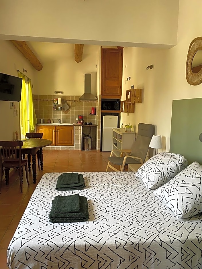 Les Ce Lestins - Studios Inde Pendants – Carpentras, UT