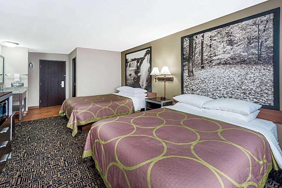 Super 8 by Wyndham Warrensburg