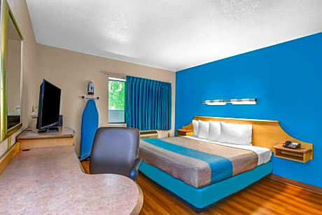 King Room with Roll-in Shower - Disability Access - Non-Smoking