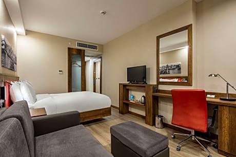 Queen Room with Sofa Bed and Sea View
