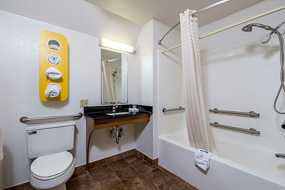 Motel 6-Waterloo, IA