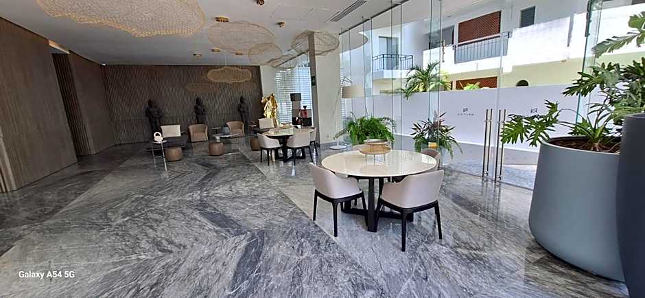 Luxurious Oceanfront condo with Unmatched Panoramic Views