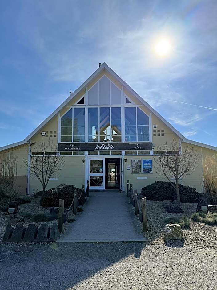 Pet-Friendly Waterside Lodge - Cotswold Water Park