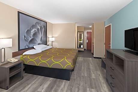 King Room with Bath Tub - Mobility Accessible/Non-Smoking