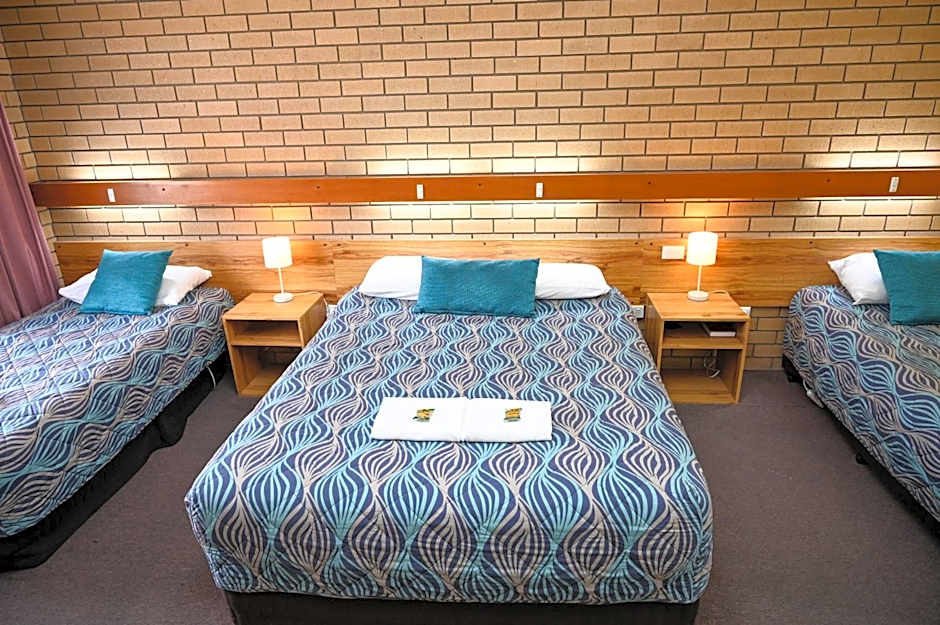Holbrook Town Centre Motor Inn