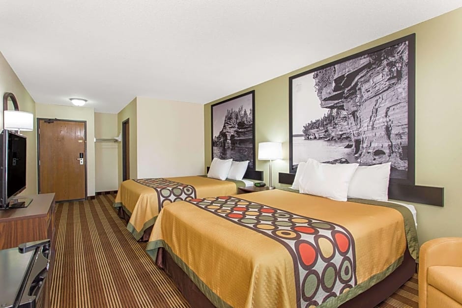 Super 8 by Wyndham Eau Claire I-94