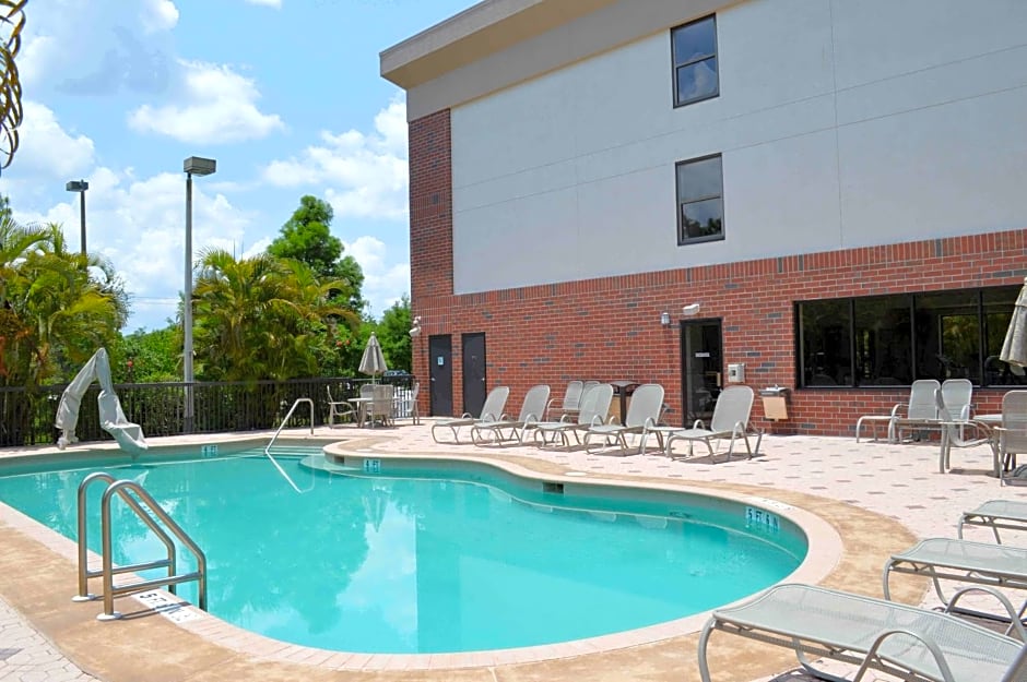 Days Inn & Suites by Wyndham Fort Myers Near JetBlue Park