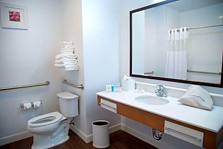 2 Queens Mobility Access W/tub Nonsmoking