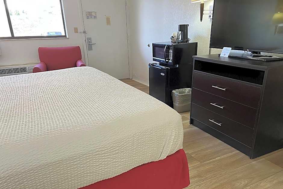 Days Inn by Wyndham Overland Park