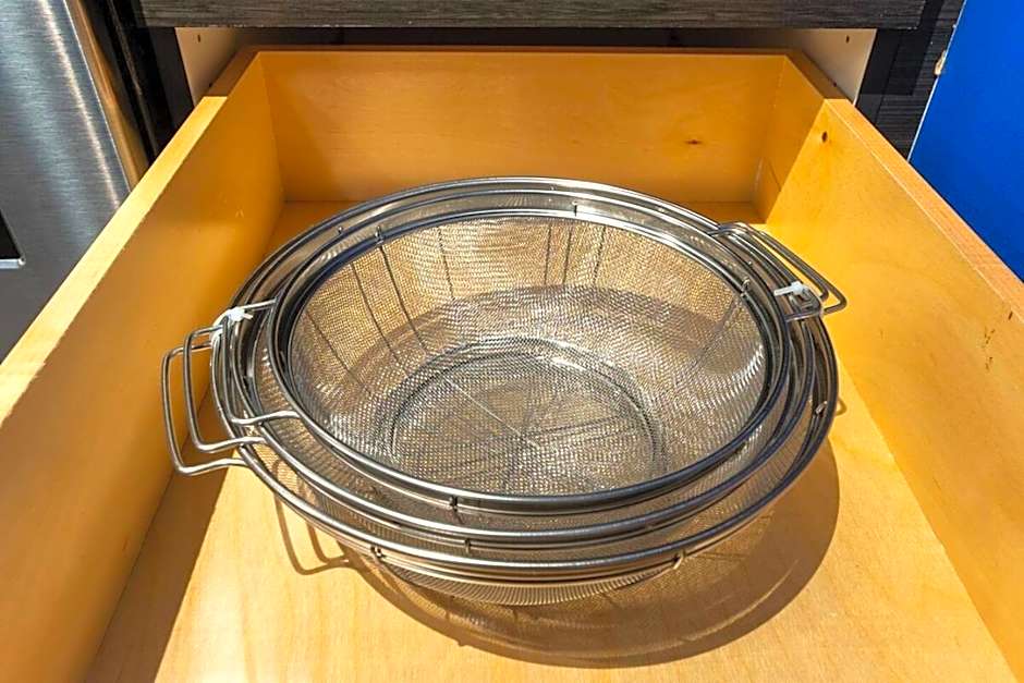 Paid Garage Parking- King Bed-balcony Wd 55" Tv