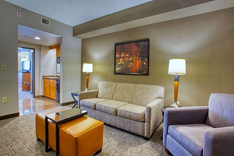 Drury Inn & Suites Near La Cantera