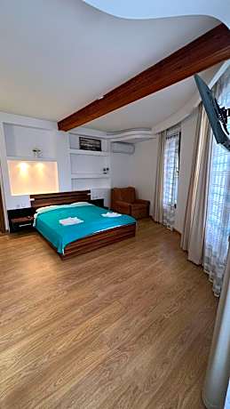 Apartment with Pool View