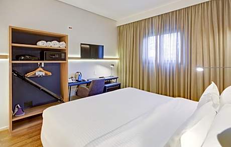 Queen Room with Roll-in Shower - Mobility Accessible