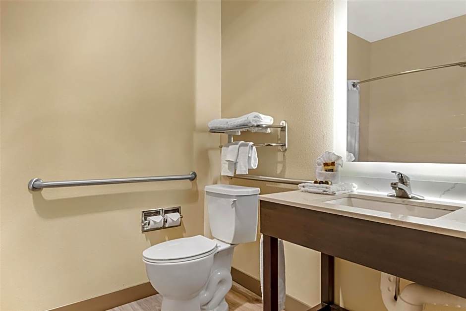 Best Western Plus Monica Royale Inn & Suites