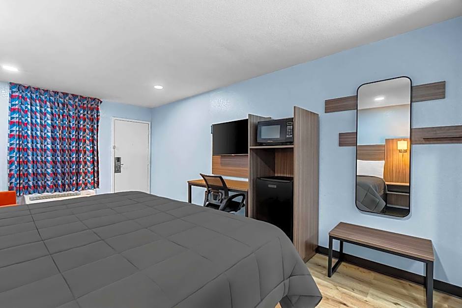 Rodeway Inn & Suites