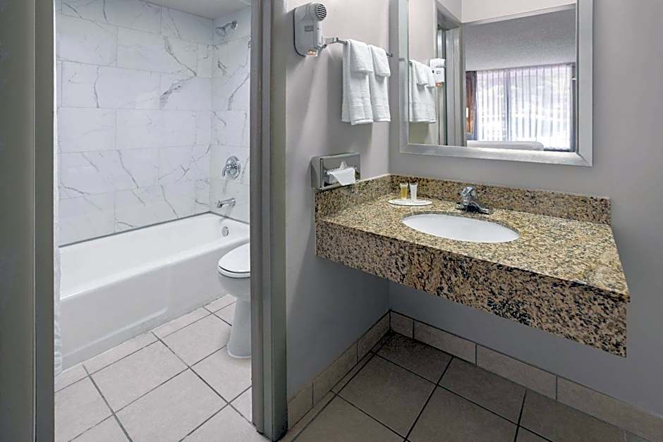 Days Inn by Wyndham Frederick