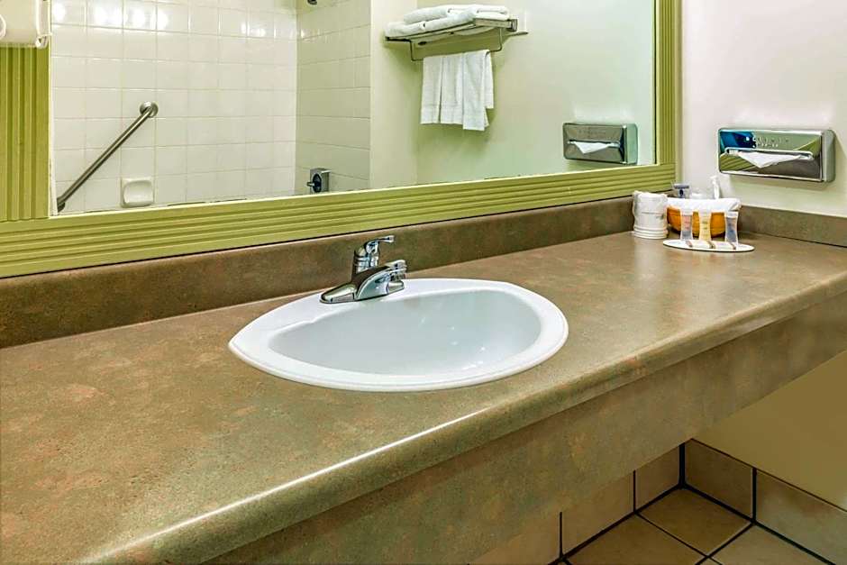 Howard Johnson by Wyndham Fort St. John