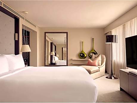 OPERA SUITE Club Access, King Bed, Separate Lounge, City View High Floor, Indulgent Bath, 94m2