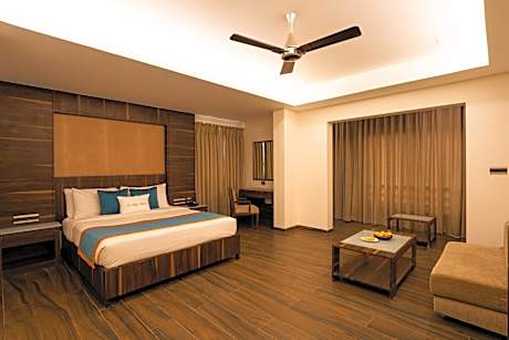Deluxe Queen Suite (Complimentary Welcome Drink on arrival,15% off on food & beverages with a Buffet spread,,Free Mini Bar and 20% off on session of Spa)