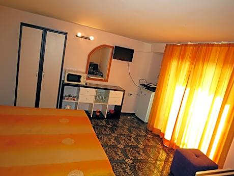 Family Studio (2 Adults + 2 Children)