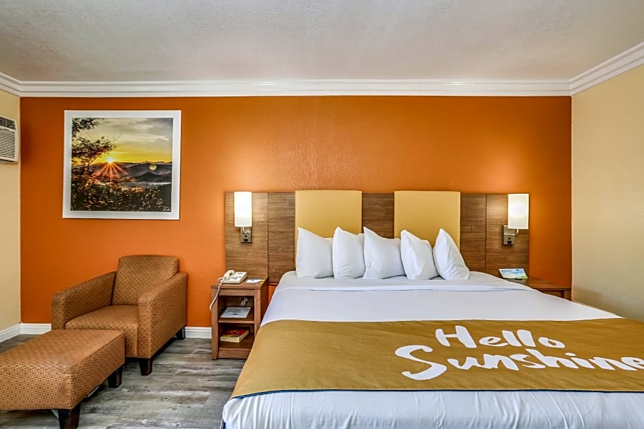 Days Inn Palm Springs – Palm Springs, CA