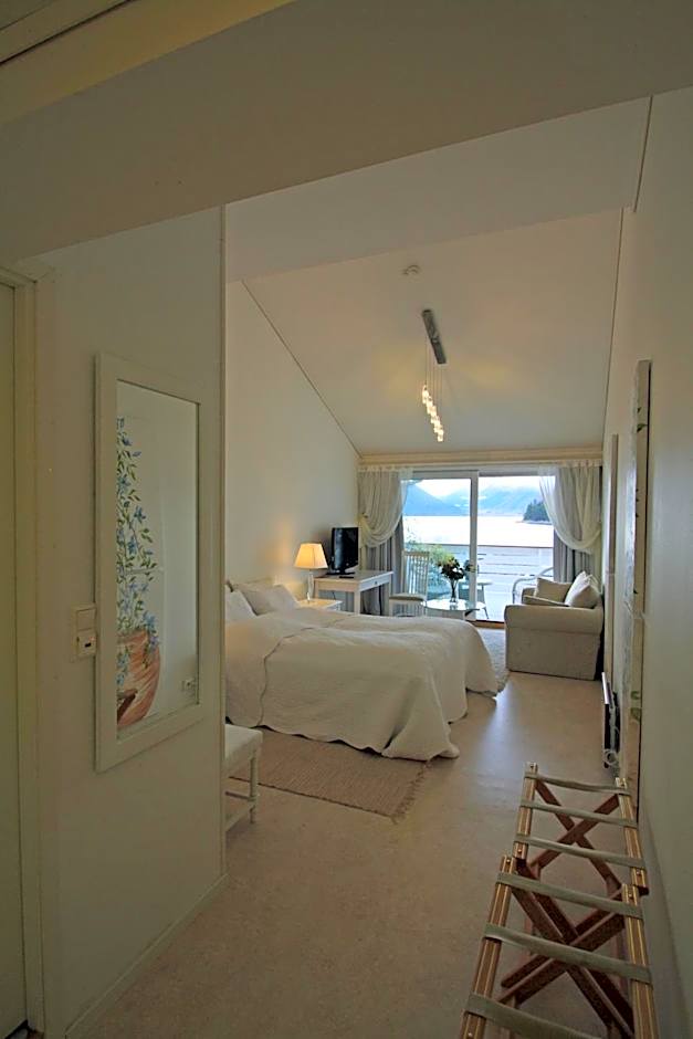 Sunde Fjord Hotel, free and easy parking