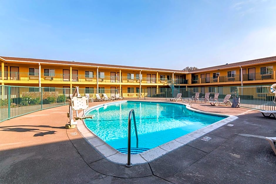 Quality Inn & Suites near Downtown Bakersfield