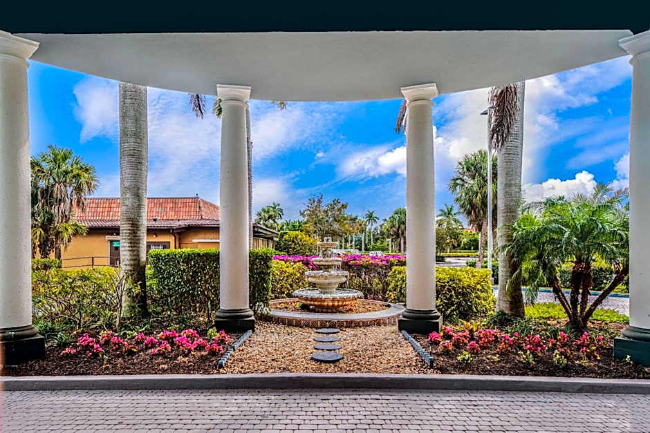 La Quinta Inn & Suites by Wyndham Naples Downtown