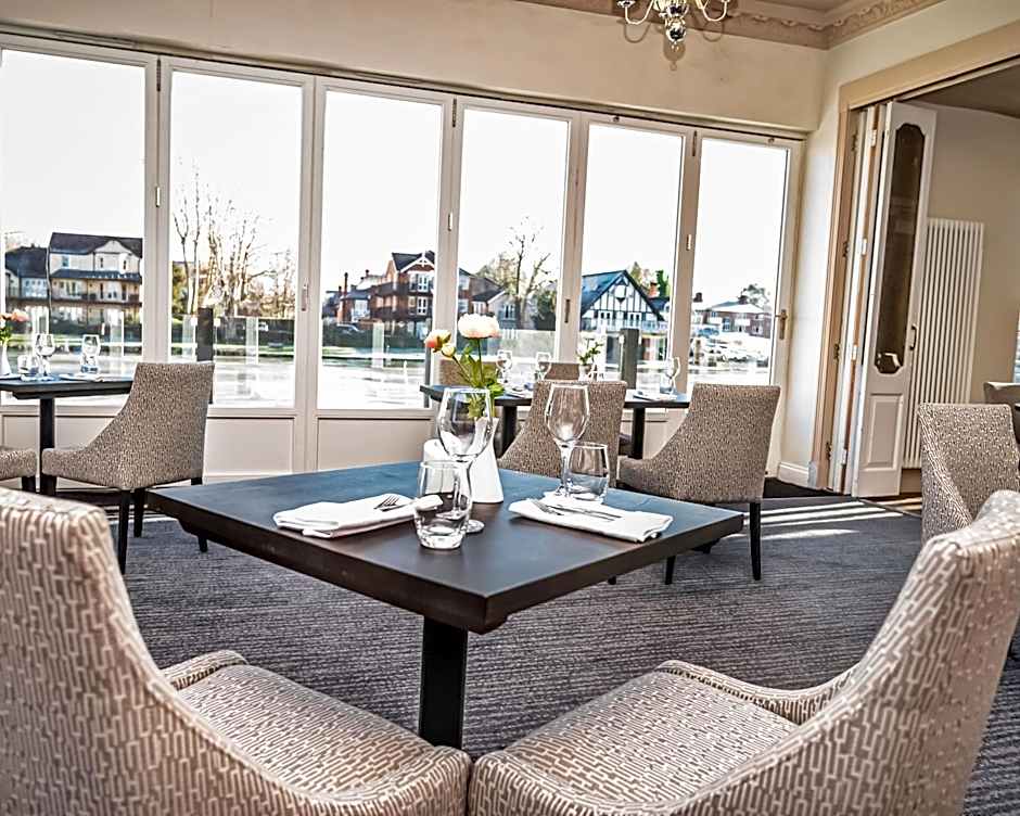 Thames Riviera Hotel