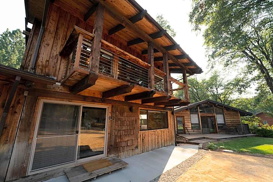 Basecamp Lodge