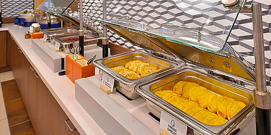 Holiday Inn Express & Suites - Grand Rapids Airport - South, an IHG Hotel