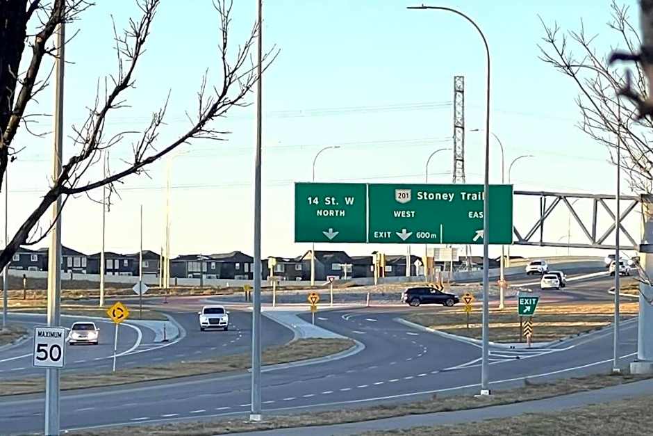 Spacious Private Walkout Entire Suite Close to YYC, DT, Shops, Stampede & Mountains with many Amenities in Panorama Hills NW - 4 Can Sleep