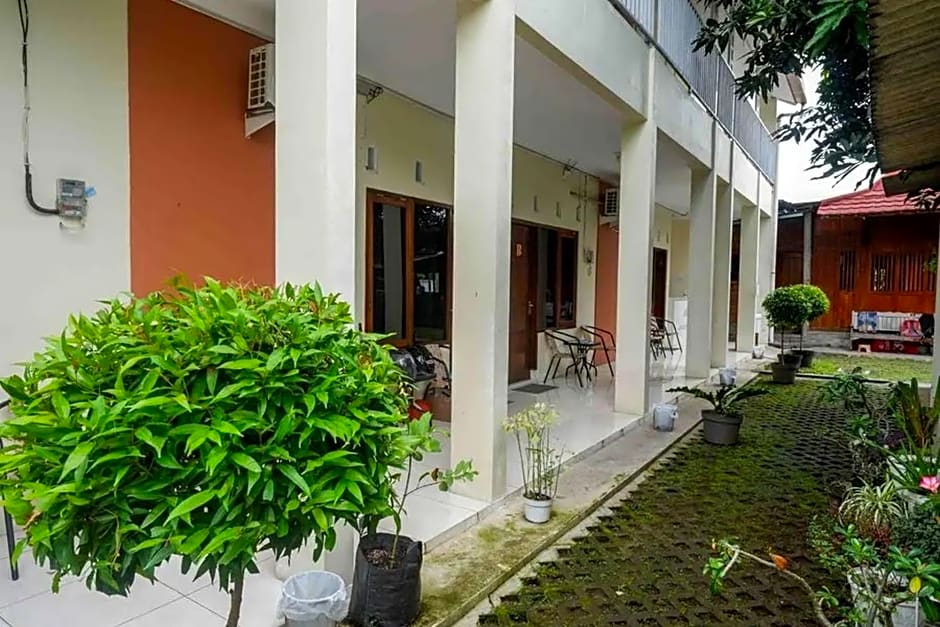 Teratai Guesthouse Mitra RedDoorz near Tugu Yogyakarta