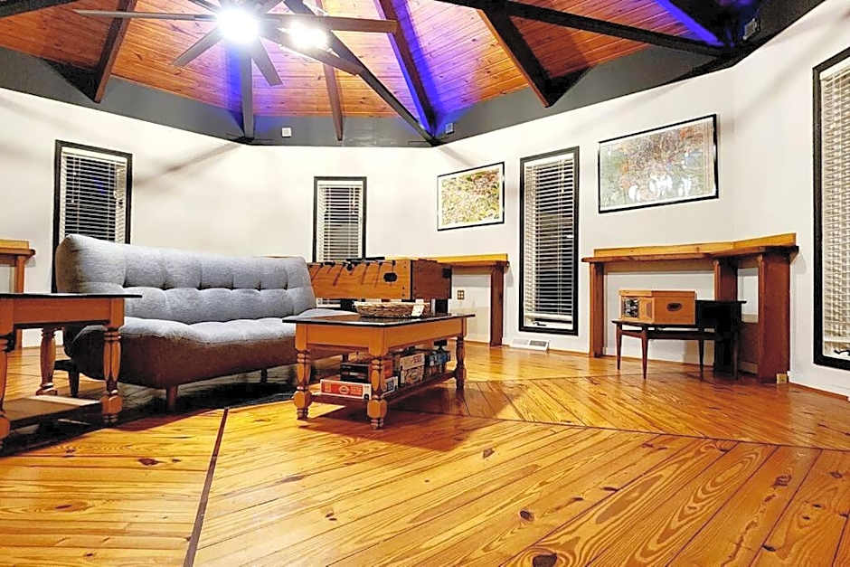 Mayor's Large Family House Hot Tub Sleeps 16 Piano, 2 Kitchens, Ark 5 Mins
